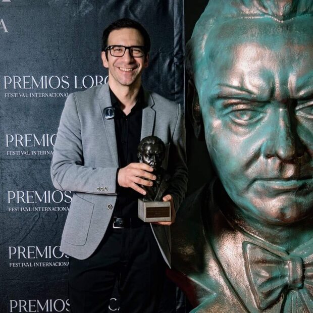 El actor Daniel Ortiz posa con su Premio Lorca al Mejor Actor de Cortometraje.