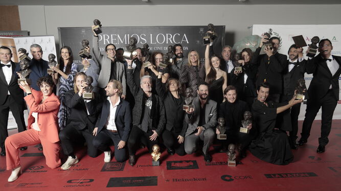 El actor Daniel Ortiz junto al resto de ganadores de los Premios Lorca 2023.